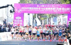 江苏无锡万亩桃林花开正盛 5000名跑者奔赴花海逐春光